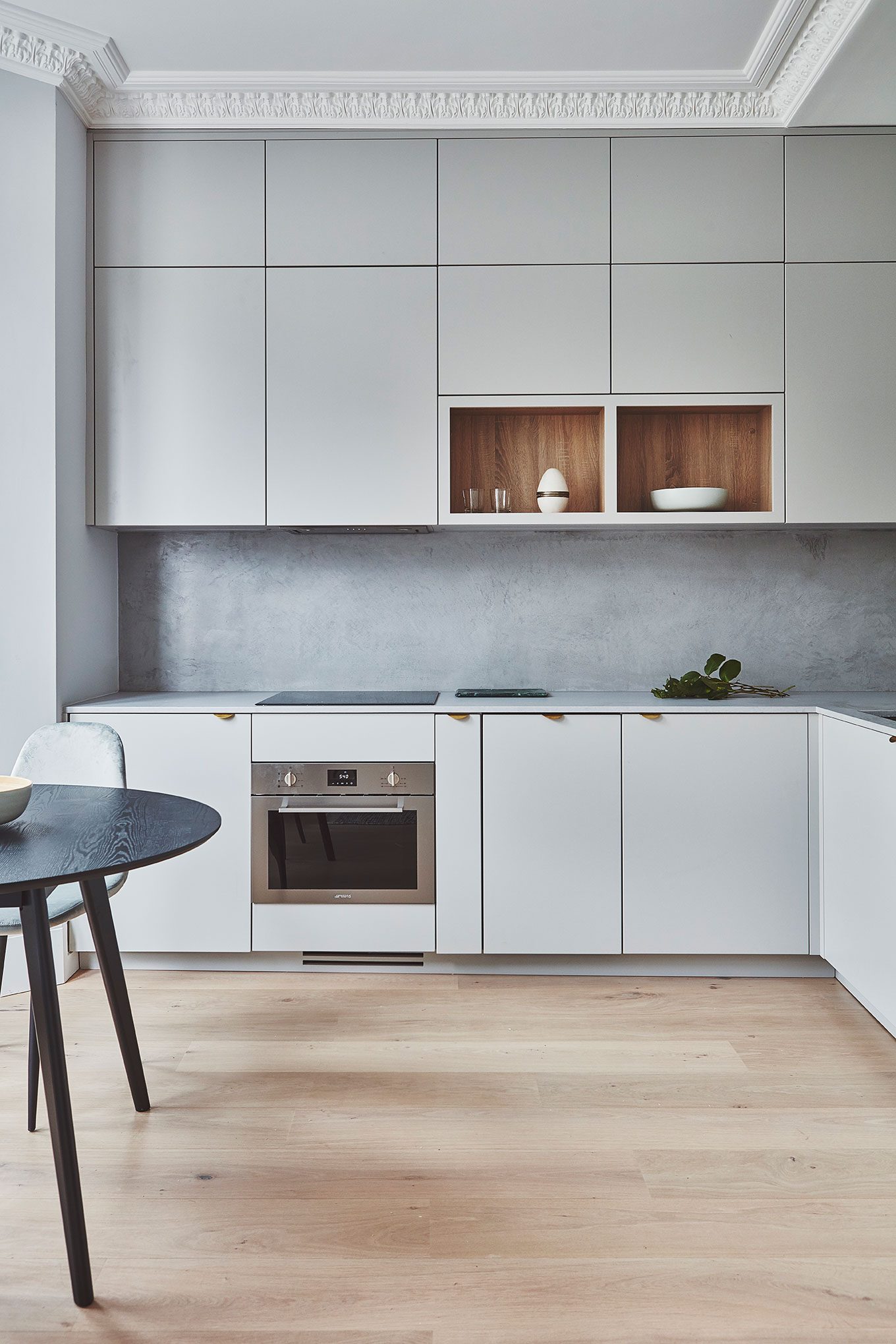 Kitchen with handleless units and oak shelving