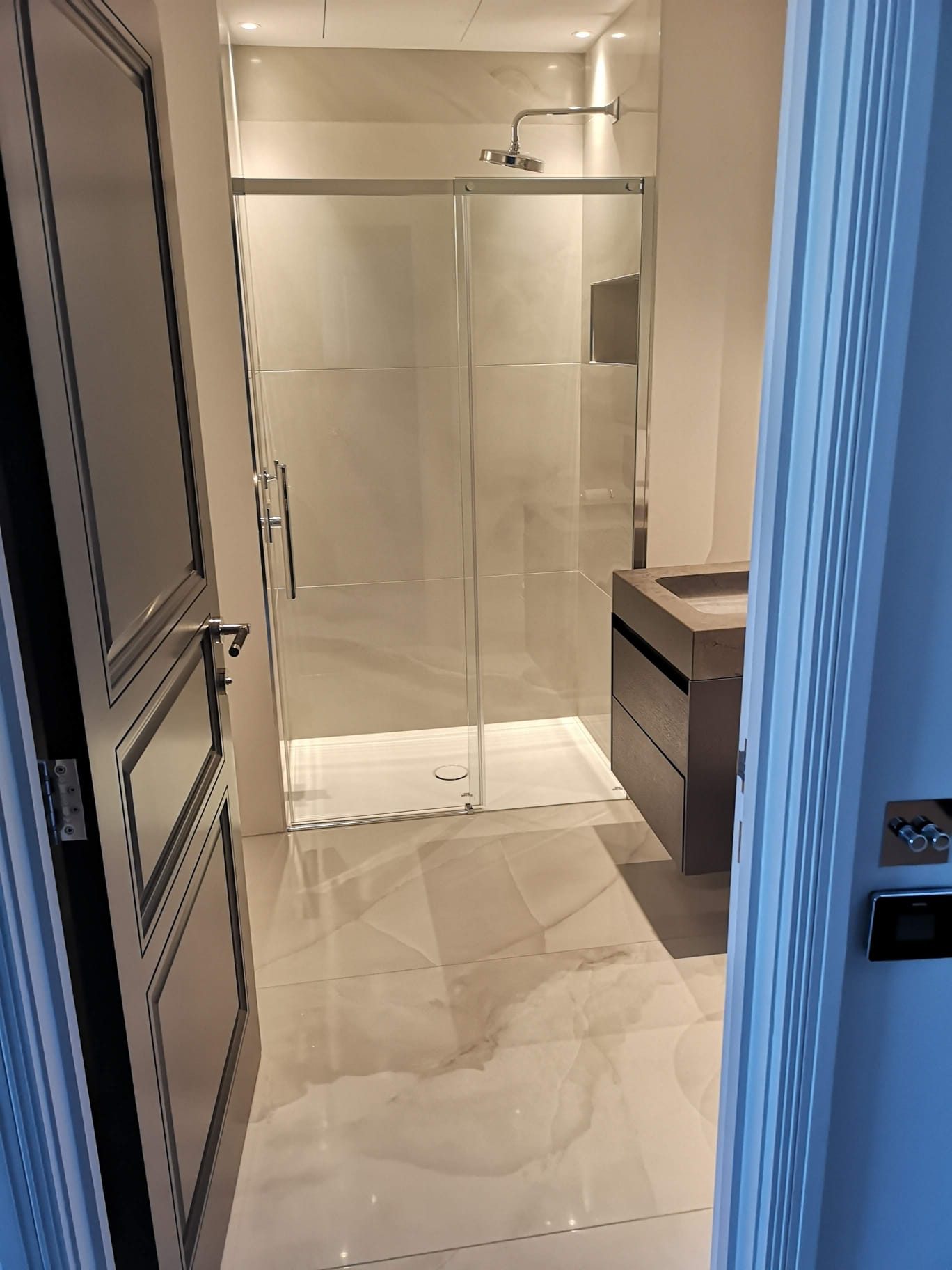 Shower room with full-height stone tiling