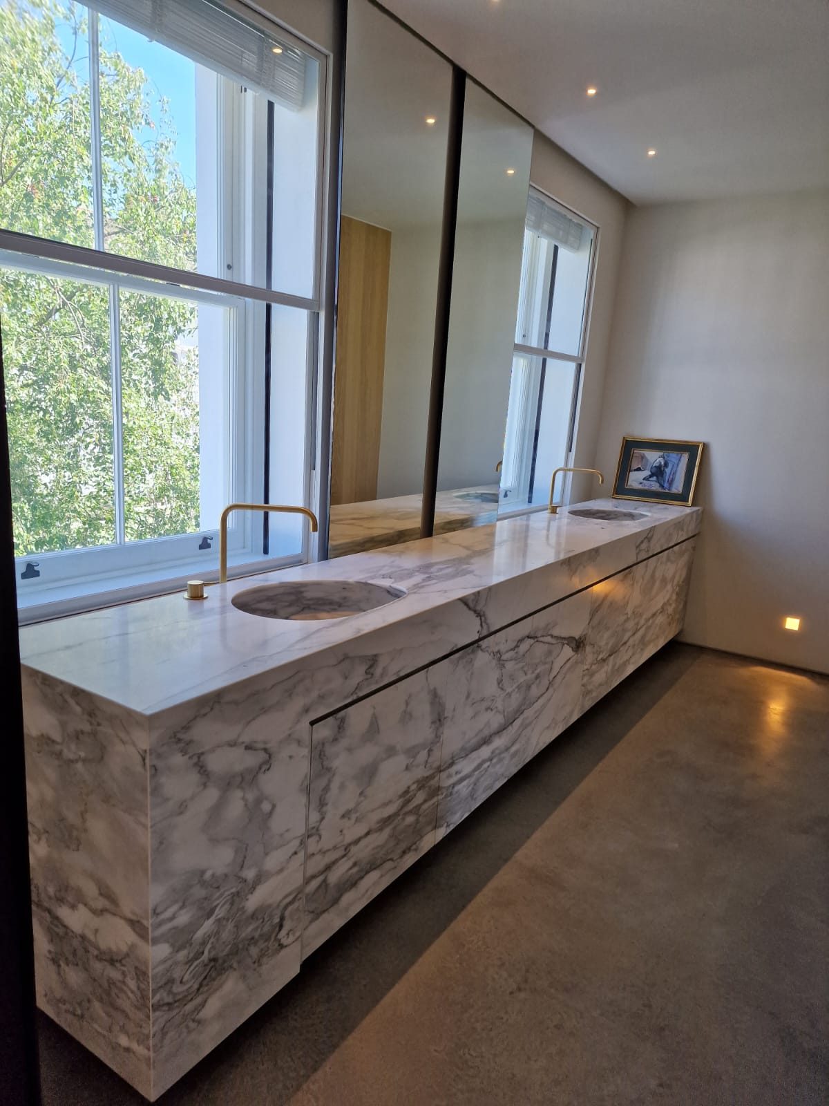 Bathroom with twin basins set into a marble vanity